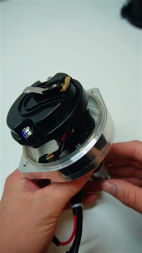 Shockwave Electronic Distributor ⚙️ CNC-machined aluminium distributor body 🧲 Hall-effect electronic trigger (no contact points) 🔌 Operating voltage: 9–16V 📈 Advance type: mechanical centrifugal 📐 Advance range: approx. 20–24° crankshaft ⏱️ Advance start: ~1 200 RPM / full advance: ~3 200 RPM 🔥 High-energy spark with stable dwell control 🧠 Built-in ignition module (no external box required) 🛠️ Maintenance-free, sealed electronics 🔄 Direct drop-in replacement for Bosch-style VW distributo