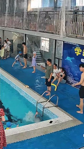 女孩入水方式不当致侧滑呛水，救生员8秒内完成紧急救援。为反应迅速、认真负责的救生员点赞！#熱門 #中国