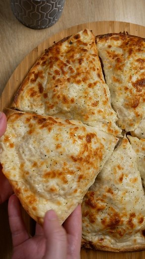 Ammey🤍 on Instagram: "Wrap triangle au poulet Recette Ramadan n°17 ○ Recette : □ Farce : 1 filet d'huile neutre 1 oignon 1 escalope de poulet 1 carotte 1 courgette 2 pomme de terre sel, poivre, curcuma, gingembre, paprika, persil □ Sauce fromagère faire une béchamel et rajouter : 2cs de crème fraiche 2 kiri poignée de gruyère râpée sel, poivre #instareel #instafood #recettesimple #food #cuisine #ramadan #recetteramadan #recetterapide #recettefacile #wrap #tacos #tacostriangle #wraptriangle"