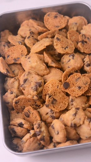 Hai moms, chocolate chips cookies ini pasti fav semua org deh, enak dan crispy bangetz! Ini bisa juga jd ide jualan kue lebaran nanti moms, bikinnya gampang juga kok, ga perlu pake mixer atau cetakan, semua pst bisa bikin yg penting ikutin stepnya sesuai di vidio ya ! Famous Amos style Chocolatechip Cookies 300 gr Tepung terigu ninja 250 gr butter 200 gr light brown sugar 1/2 sdt vanilla Btr telur 50 gr minyak 60 gr maizena 1 sdt baking powder 3/4 sdt baking soda 275 gr chocolate chip Terigunya 