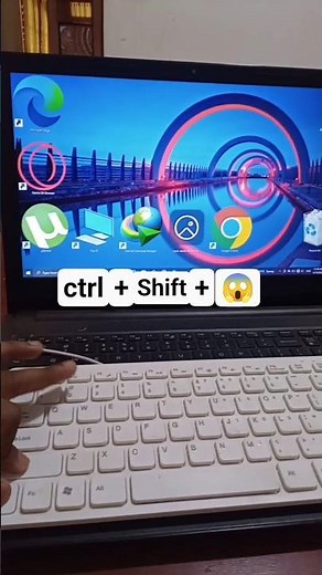 Change Desktop Icon Size in 5 Seconds!🔥💀#pctips #pcshortcuts #windowstricks #desktopicons