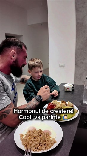 Majoritatea părinților fac o greșeală uriașă 👇 Mănâncă la fel ca și copiii lor. ❌ Dar copiii NU sunt adulți în miniatură. Ei au hormonul de creștere activ, corpul lor este în dezvoltare, în construcție. 👉 Au nevoie de o nutriție diferită. 👉 Au nevoie de ghidare. 👉 Au nevoie de părinți educați. Iar aici intervine problema reală: NU ne învață nimeni cum să mâncăm corect ca familie. De aceea am creat acest program. 💯 100 de zile. 💯 100 de femei (cu Ioana) 💯 100 de bărbați (cu mine) Un progra