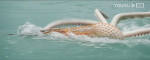 9.2K views · 151 reactions | 勞The guy caught the baby octopus, and the big octopus went ashore to avenge the son! 渔民捕捞到怪异小章鱼，大章鱼为寻子上岸复仇！ #BigOctopus #大章鱼 Watch it on YOUKU APP https://qr.youku.com/pr?c=xaYZpfrZB0kv Enjoy your favorite show on YOUKU International Website: https://youku.tv/ #youkumovie #优酷电影 | Youku Movie | Facebook