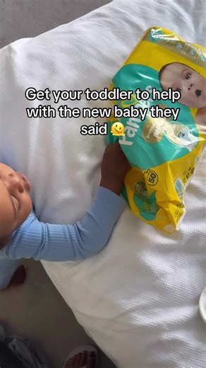 “Get your toddler to help out with the new baby” they said…they just forgot to mention everything will take a million times longer and require you to have the patience of a saint 🤣🫠 #newmum #newbornlife #parenting