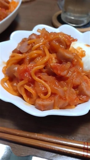 自家製トマトソースのパスタ🍝生のトマト3つ、玉ねぎ、ウインナーで特製ソースを作りました💮主人にはハムエッグ、私さ半熟ゆで卵にしました🥚酸味が効いて美味しかったです😋