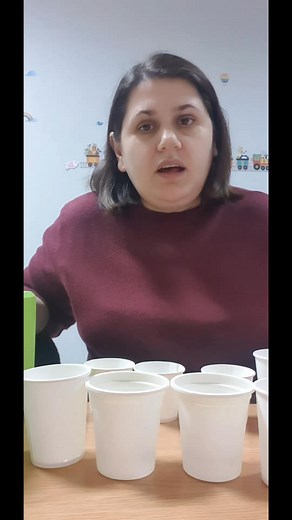 Joc de concentrare și atenție – „Pahare și biluțe colorate” Scop: Dezvoltarea atenției, concentrării și memoriei vizuale. Materiale: Pahare de unică folosință, biluțe colorate, paravan. Desfășurare:Logopedul [parintele]așază pe masă mai multe pahare, fiecare cu o biluță colorată. Copilul privește ordinea culorilor câteva secunde, apoi se pune un paravan în fața paharelor. Copilul trebuie să refacă aranjamentul din memorie. Beneficii: Stimulează atenția și memoria; Dezvoltă capacitatea de observa