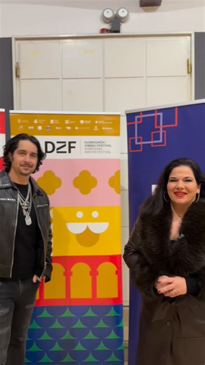 Pred sam izlazak na pozornicu popričali smo s Igorom Drvenkarom, pjevačem Parnog Valjka! 🎸🎹🎤 Još se stignete pridružiti – vidimo se na Stradunu! 🎶 #DubrovačkiZimskiFestival #DZF #ParniValjak #Dubrovnik #Stradun | Dubrovački zimski festival Dubrovnik Winter Festival