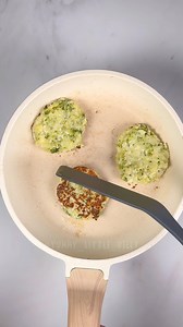4 INGREDIENTS BROCCOLI FRITTERS!🥦 - full recipe in comments!👇🏻 | Yummy Little Belly