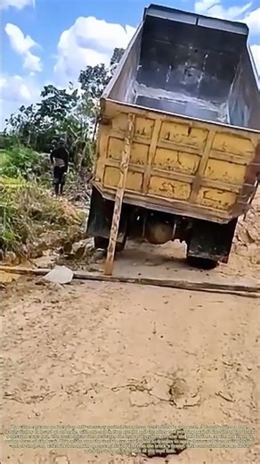 Lifting from the Mud: A Levered Dump Bed's Ingenious Self-Recovery