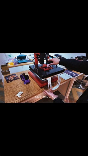 🎨 0 基礎也能當設計大師？Epson x 奕昇 帶你體驗 AI 文創黑科技！ 對文創設計、印刷創業有興趣的朋友看過來！👀 Epson 與 奕昇 (Esheng) 攜手合作，今天在台中巧繪網福人店舉辦結合 「AI 科技」 與 「數位微噴」 的實作體驗會！ 💡 精彩內容搶先看： ✅ 微噴設備揭密：近距離接觸 Epson F130/F530，體驗數位印刷的高品質魅力。 ✅ AI 變臉互動：今天你想扮演誰？透過雲端設計大師，輕鬆玩轉臉譜，打造個人風格。 ✅ 手作金屬海報：由中區業務主任蔡曜亦、南區業務主任陳永緁老師現場指導，從 AI 生成到熱昇華轉印，帶你從頭做到尾！ 名額有限，機會難得，歡迎對創業或文創有興趣的朋友一同交流！ 📍 地點：巧繪網福人店 (台中市西區福人街41號) 🕒 時間：2026/1/17 (六) 14:00~17:00 👥 對象：對文創設計印刷有興趣的創業個人或學校老師 #EpsonTW #奕昇Esheng #熱昇華印表機 #AI科技 #金屬海報 文創創業 DIY體驗 台中西區 | 奕昇有限公司 熱轉印及數位直噴