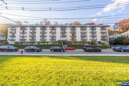 1150 River 3H #3H, Edgewater, NJ 07020 - MLS 25039851 - Coldwell Banker