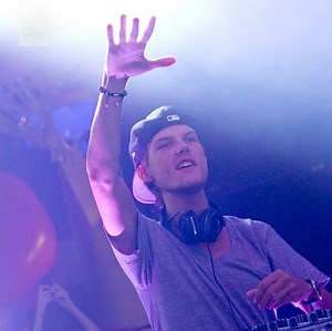 630K views · 8.1K reactions | The world is mourning Avicii, the Grammy-nominated Swedish DJ who died Friday. He was 28. https://cnn.it/2qPFCFn | CNN International | Facebook