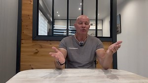 Découvre mes programmes vidéo exclusifs : Sport, Self-Défense, Santé physique, Gestion du stress, Transformation physique et Business… Je voulais que tu sois le premier à être informé… Je vais te faire atteindre vos objectifs rapidement et sûrement, en vous offrant des solutions concrètes et adaptées à vos besoins spécifiques. Grâce à mon expertise en préparation mentale, physique, self défense et en gestion du stress, chaque étape sera optimisée pour des résultats tangibles. Ensemble, nous tran