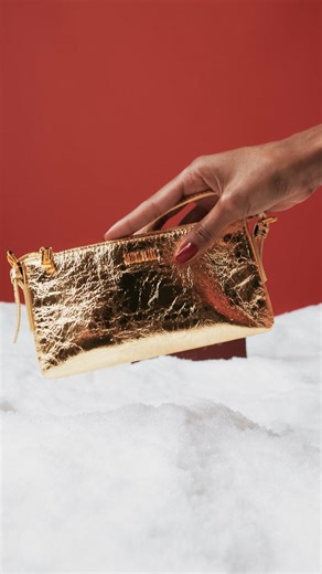 Santa Lolla Oficial on Instagram: "Quando o assunto é celebrar, a Santa Lolla sempre entrega um brilho extra ✨ Nesta edição do Compre & Ganhe, nas compras acima de R$599,90, você recebe uma SL bag exclusiva — um mimo especial com shape versátil e acabamento metalizado impecável, perfeita para te acompanhar em todas as festas de fim de ano. ▶️ Dê o play e confira! #santalolla #santalollanatal25 *Ação válida exclusivamente nas lojas físicas participantes, limitado a uma unidade por CPF de acordo c