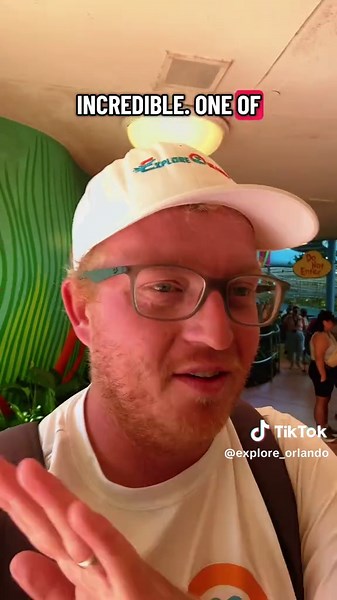 🚨THE GRINCH IS HERE FOR THE 2025 UNIVERSAL SEASON!🚨 So lucky to have been among the first to meet him this year!🎉🎉🎉 @Universal Orlando Resort #thegrinchuniversal #grinchuniversalstudios #universalgrinch #grinch #universalstudioschristmas