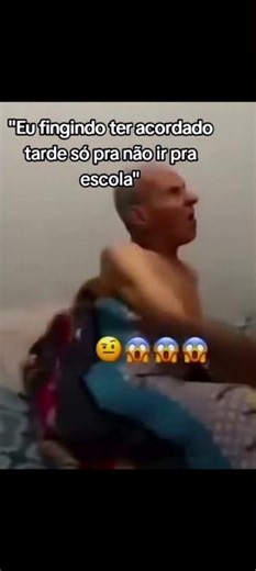Eu fingindo dormir pra não ir para a escola