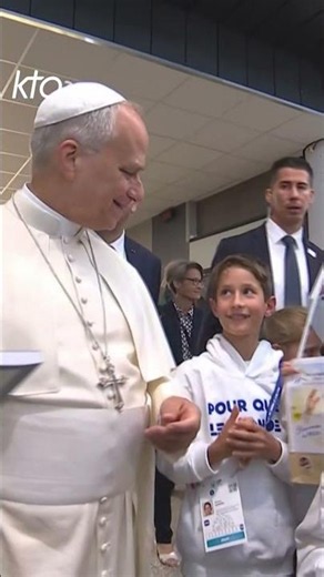 La simplicité des enfants qui accueillent #LéonXIV à l’aéroport de Metz-Nancy-Lorraine