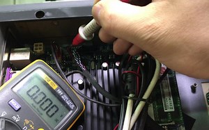 今天修一台收款机，开机不显示，修来修去哪里都没坏，看看什么情况