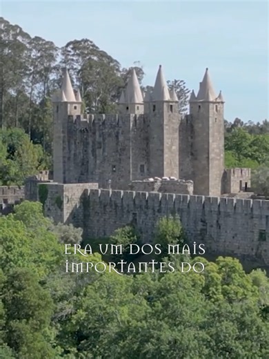 🔎 Há castelos que guardam a #História. ⚔ E há castelos que 𝗮𝗷𝘂𝗱𝗮𝗿𝗮𝗺 𝗮 𝗲𝘀𝗰𝗿𝗲𝘃𝗲̂-𝗹𝗮. ✍️ #viagemmedieval #santamariadafeira #medievalemportugal