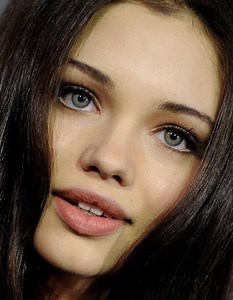India Eisley: Bio, Height, Weight, Age, Measurements