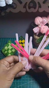 19K views · 97 reactions | Kawat bulu mercy juga ready gaaes.... Polos 18.000/100 btg, 10.000/50 btg dan 5.000/25 btg Glitter 16.000/50 btgdan 10.000/25 btg Pjg-/+ 30 cm Bisa dipesan disini https://shopee.co.id/prilyaolshop Atau pesan via wa.me/6282135971721 Atau 081211212566 #inspirasi #pipecleanerflowerstutorial #tutorial #handmade #diy #diycraft #kerajinantangan #jualkawatbulumercy #pipecleaners #chenille #fuzzywire | Lilik Rusmiati | Facebook