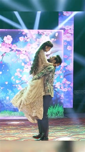 Wedding Choreography on Instagram: "Best Bride & Groom Dance Performance 💃🏽🕺 . Dc :- @prem_kushwah_007 . #janamjanam #brideandgroomdance #weddingchoreography #ladiessangeet #gangsofdancer"