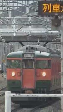 ダイヤ改正後の平日初日、しなの鉄道北しなの線での営業運行を終え、警笛を鳴らし回送列車で、信越本線安茂里駅を通過した、しなの鉄道115系S3編成「湘南色」と、しなの鉄道115系S11編成「新長野色」。