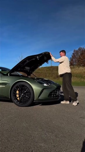 Unveiling thrills. Vantage Roadster.