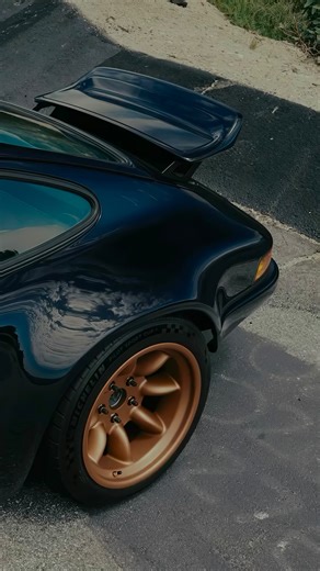 ᴄʟᴇᴍᴇɴᴛ ʟᴇʀᴏɪ on Instagram: "➲ Singer Vehicle Design is a California-based company founded by Rob Dickinson. They specialize in reimagining classic air-cooled Porsche 911s, blending vintage design with modern engineering. Each car is restored and rebuilt by hand, making every Singer a unique, ultra-high-end interpretation of the 911. / @projectoneig © - @coblitz © / Singer Classic #singerporsche #911myth #blackporsche #retrocarsdaily #porschevintage"