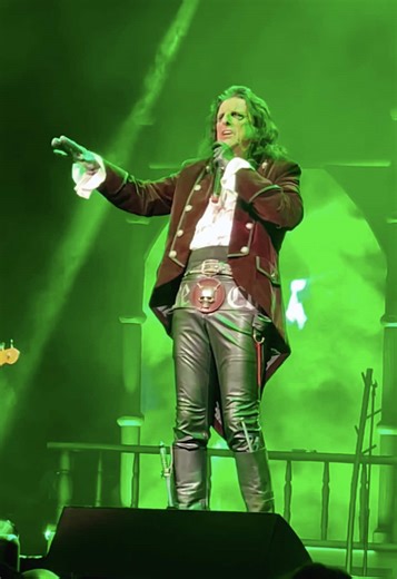 Alice Cooper Performs