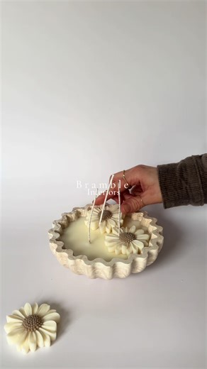 Hand made daisy chain candle 🌼 I use Jesmonite and 100% Soy wax #candlemaking #brambleinteriors #jesmonite #candleobsession #daisycandle