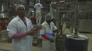 AZAM ICE LOLLY HUTENGENEZWA HIVI... Azam Ukwaju Ice Lolly zimepata umaarufu mkubwa kwa wateja kote nchini Tanzania na nje ya nchi.Bidhaa hii inayotumia ukwaju halisi inapendwa na watoto pamoja na wakubwa, inatumia ukwaju halisi kabisa. Lakini huenda unajiuliza ukwaju chapa Azam hupitia hatua zipi kuanzia mwanzo hadi mwisho katika kiwanda cha Bakhresa Food Products? Tazama hapa uone hatua zote hadi ukwaju unapoingia mtaani. #UkwajuIceCream #UkwajuIceCream #SSB #AzamFoodProducts #MagomeniIceCream 