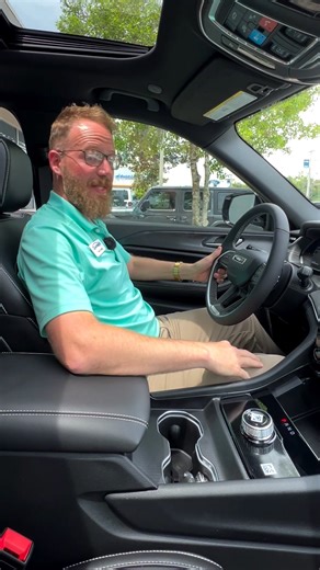 4.4K views · 73 reactions | Let's check out the Jeep Grand Cherokee!  ➡️ Step into the driver’s seat and be greeted by expansive screens and cutting-edge tech. ✅ Enjoy an available panoramic sunroof, sleek black accents, and four-wheel drive!  | Garber Chrysler Dodge Jeep RAM | Facebook