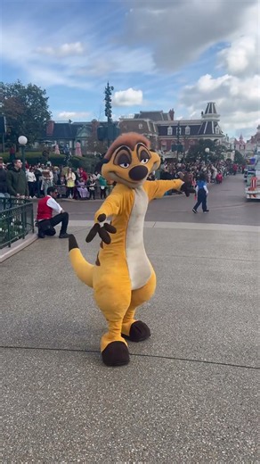 Timon Dancing at A Million Splashes of Colour! 🦁🌈 | Disneyland Paris