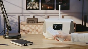 Hama DAB+ Digitalradio Internetradio (Smart Radio mit 2-Wege-Lautsprecher & Handy-Ladefunktion, WLAN/DAB/DAB+/FM, Bluetooth/Spotify Streaming, Stationstasten, Radio-Wecker, App) in Weiß