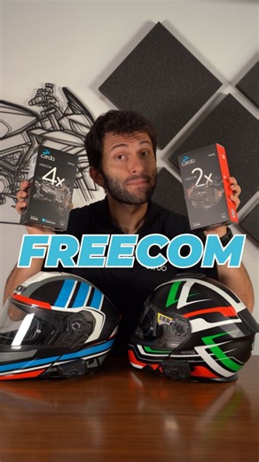5 comments | 類 Oggi interroghiamo! Sai quali sono tutte le differenze tra il Cardo Freecom 2X e il Cardo Freecom 4X? Niente paura! Ce le spiega @totorider92 nel nostro appuntamento del venerdì #techfriday Se hai altre domande, semplice! #askforcardo #cardofam #cardotutorial #cardosystems #cardosystems_it | Cardo Systems | Facebook