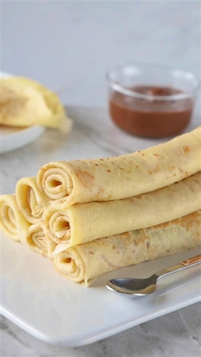 🥞 Envie de crêpes légères, moelleuses et sans prise de tête ? Voici ma recette fétiche pour réussir tes crêpes à tous les coups (testée, approuvée… et dévorée 😋) ! 📝 INGRÉDIENTS (pour 10 à 12 crêpes) – 170 g de farine T45 – 2 œufs – 30 g de sucre – 2 g de sel – 500 g de lait demi-écrémé – 20 g de beurre – 20 g de rhum (facultatif mais… vivement recommandé 😏) 🔍 Mes 3 ASTUCES pour des crêpes inratables : 1️⃣ Verse le lait progressivement pour éviter les grumeaux 2️⃣ Laisse reposer la pâte 2h 