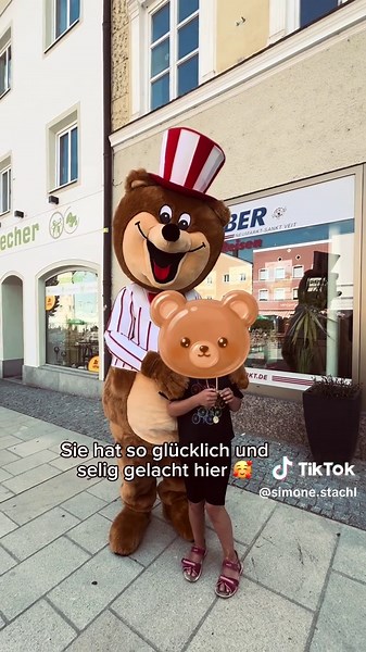 Das war echt etwas Besonderes, da sie sich bisher noch nie wirklich für ein Maskottchen oder Ähnliches interessiert hat. Zumindest auf keinen Fall so wie hier. Sie ist ihm sogar hinterher gelaufen und hat ganz ehrfürchtig versucht ihn anzufassen. Dann, etwas später, lief er ihr nochmal über den Weg und sie ist nicht nur hingegangen. Zuerst hat er die Arme ausgestreckt und sie ist ganz langsam, über beide Ohren grinsend, ganz hin zu ihm. Dann kam das, was ihr im Video seht. Es war so süß wie vors