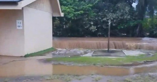 Heavy rain causes widespread flooding in Hawaii