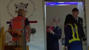 Emmanuel Macron giflé par Brigitte à leur descente d’avion au Vietnam : après la vidéo virale, le président sort du silence et dément toute "scène de ménage" avec son épouse