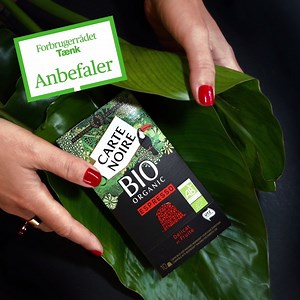 En håndfuld anerkendte kaffeeksperter har testet 12 forskellige kaffekapsler og anbefaler vores økologiske BIO Espresso-variant. De roser Arabica-bønnernes frugtige noter og elegante eftersmag, og vi takker for de fine ord – men i virkeligheden er du vores smagsdommer … //KONKURRENCE// Vil du også teste vores økologiske kaffekapsler? Så giv os en ☕️ i kommentarfeltet. På torsdag d. 11/6 vælger vi 10 personer, som hver får tilsendt 5 pakker af vores Bio Espresso-kaffekapsler. Kompatibel med Nespr
