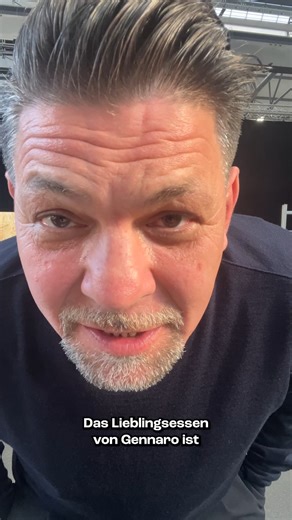 Rolling Pin on Instagram: "Wie gut kennen sich Gennaro & Tim wirklich? 👀 Wir haben sie auf der Rolling Pin Convention in Düsseldorf mal auf die Probe gestellt 😏 Mehr über die Beziehung zwischen dne beiden gibt’s in unserer neuen Podcast-Folge #121 mit Gennaro 🎧👉Jetzt überall, wo es Podcasts gibt. #rollingpin #gennarocontaldo #timmälzer #lieblingschallenge"