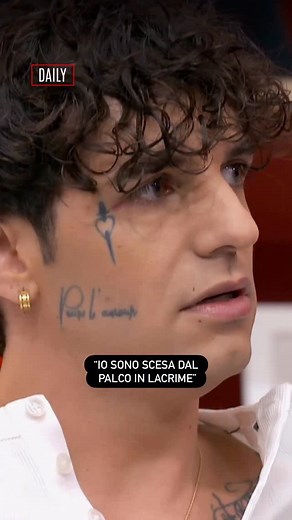 288K views · 3.7K reactions | LAYANA è molto sensibile, ma il suo giudice Achille Lauro ha sempre una buona parola per rassicurarla e ricordarle che ha un dono nella sua voce e che è nata per questo. Dal lunedì al venerdì c’è il Daily di #XF2025 su Sky e NOW | X Factor Italia | Facebook