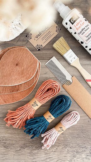 Kit de démarrage « Plumes parfaites » ✨ Tu as envie d’apprendre à faire des plumes en macramé ? Le kit plumes parfaites est fait pour toi ! 🌈 Ce kit te permettra d’aborder la fabrication de plume en macramé sereinement, et bien équipé 🤩 -⁠ Je suis Valentine, créatrice passionnées. Je confectionne mes produits dans mon atelier à Saint Martin de Seignanx - 100% fait main 🇫🇷 ⁠ ⁠ Découvrez les produits sur ma boutique, lien en bio. ✨ ⁠ ⁠ Partager, commenter, liker pour m’aider dans le développem