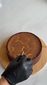 Cheesecake Dubai 📝 Ingrédients (pour un moule de 20–22 cm) Pour la base biscuit chocolat Biscuits chocolatés type Oreo ou biscuits cacao : 200 g Beurre fondu : 80 g Pour la cheesecake au chocolat Fromage frais type Philadelphia : 500 g Sucre : 100 g Crème liquide entière : 200 ml Chocolat noir ou au lait : 150 g Œufs : 3 Extrait de vanille : 1 c. à café Pour la ganache chocolat (option nappage) Chocolat noir : 100 g Crème liquide : 100 ml 👩‍🍳 Préparation 1️⃣ Préparer la base biscuit Mixe les 