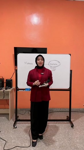 Mengenalkan pembicara adalah salah satu tugas yang diemban MC atau moderator baik pada acara seminar, talkshow, diskusi, dan lain sebagainya. Tujuan pengenalan ini agar hadirin merasa lebih familiar dengan pembicara, sekaligus merasa yakin dengan kompetensi dan kredibilitasnya. Apa yang perlu dilakukan moderator? 1. Pelajari CV narasumber 2. Pilih yang relevan dengan topik 3. Tulis ulang narasi dalam bahasa tutur 4. Keep it short and simple 5. Riset jejak digital narasumber untuk informasi pelen