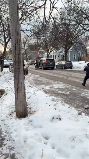 Dallas Headlines on Instagram: "The video shows an ICE agent slipping and falling during a migration enforcement operation. The moment was caught on camera and has since gone viral across social media, drawing mixed reactions online. El video muestra a un agente de ICE resbalando y cayendo durante un operativo migratorio. El momento quedó grabado y se volvió viral en redes sociales, generando reacciones divididas."
