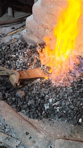 From lending an axe to using it at a blacksmith shop#USA #AmericanVillage #Blacksmith #CountryLife