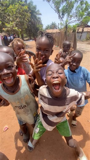 Beetlewoman | Adventure Traveler on Instagram: "🇬🇳 ¡Mujeres SOLAS viajando por ÁFRICA sin la figura masculina! ¡Uy, vaya a ser que nos escandalicemos a estas alturas del juego! No solo es un miedo global, sino también el de muchos viajeros hombres que nos han dicho alguna vez: “Mejor no vayan a África si son mujeres.” Pero ser mujer te da una perspectiva única. La experiencia de viajar es diferente para nosotras, y aunque tengas el superpoder de ser asertiv@, no puedes opinar sin haberlo vivid