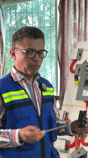 Interruptores termomagneticos de una casa #electricidad #taller #oaxaca TALLER PRESENCIAL EN OAXACA🔥 Taller de Instalaciones Eléctricas - 90% Práctico Aprenderás a conectar desde apagadores, contactos, centro de cargas de distribución, interruptor principal y base de medidor. 🔌 Te esperamos: 🗓️Sábado 16 y domingo 17 de mayo ⏰9:00-18:00 Hrs 📍 Dirección: Carretera a Zaachila km.4, No.600-A Col. Rufino Tamayo, Santa Cruz Xoxocotlán, Oax. Estamos a media cuadra de la gasolinera G500 de Mi Ranchi